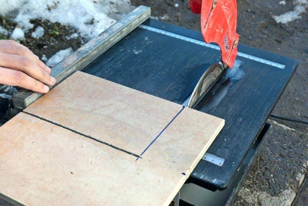Как резать плитку при помощи болгарки — избегаем сколов, техника безопасности
