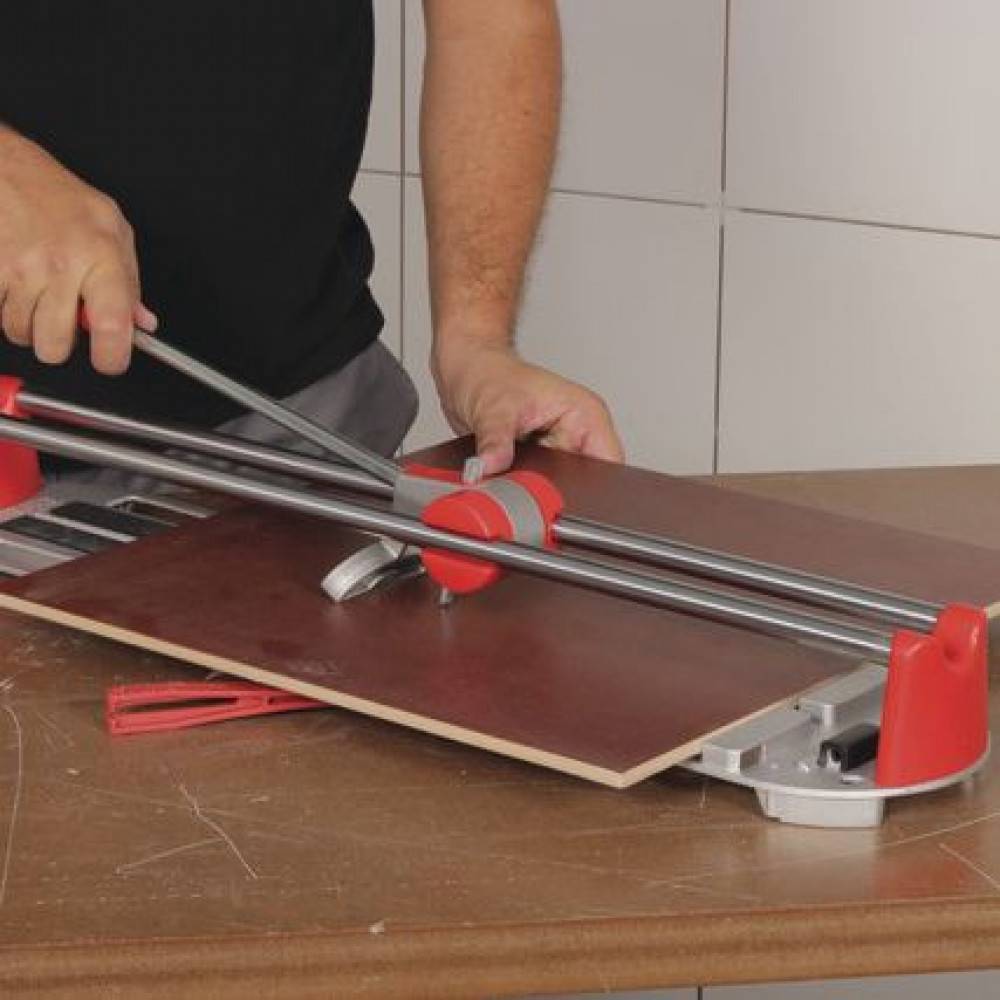 Как резать плитку ручным плиткорезом или болгаркой: ровно и без сколов