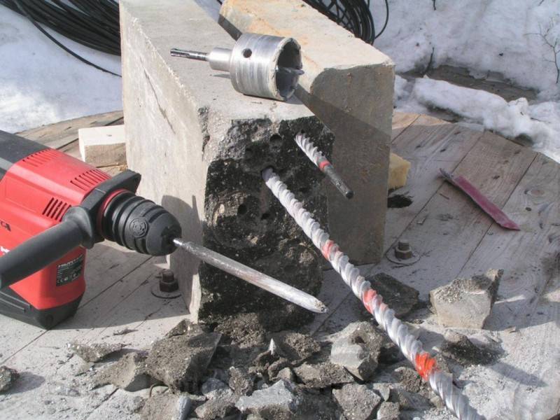 Как пользоваться перфоратором: как вставить сверло, сбить плитку, сверление отверстий, как правильно работать по бетону, можно ли сверлить дерево