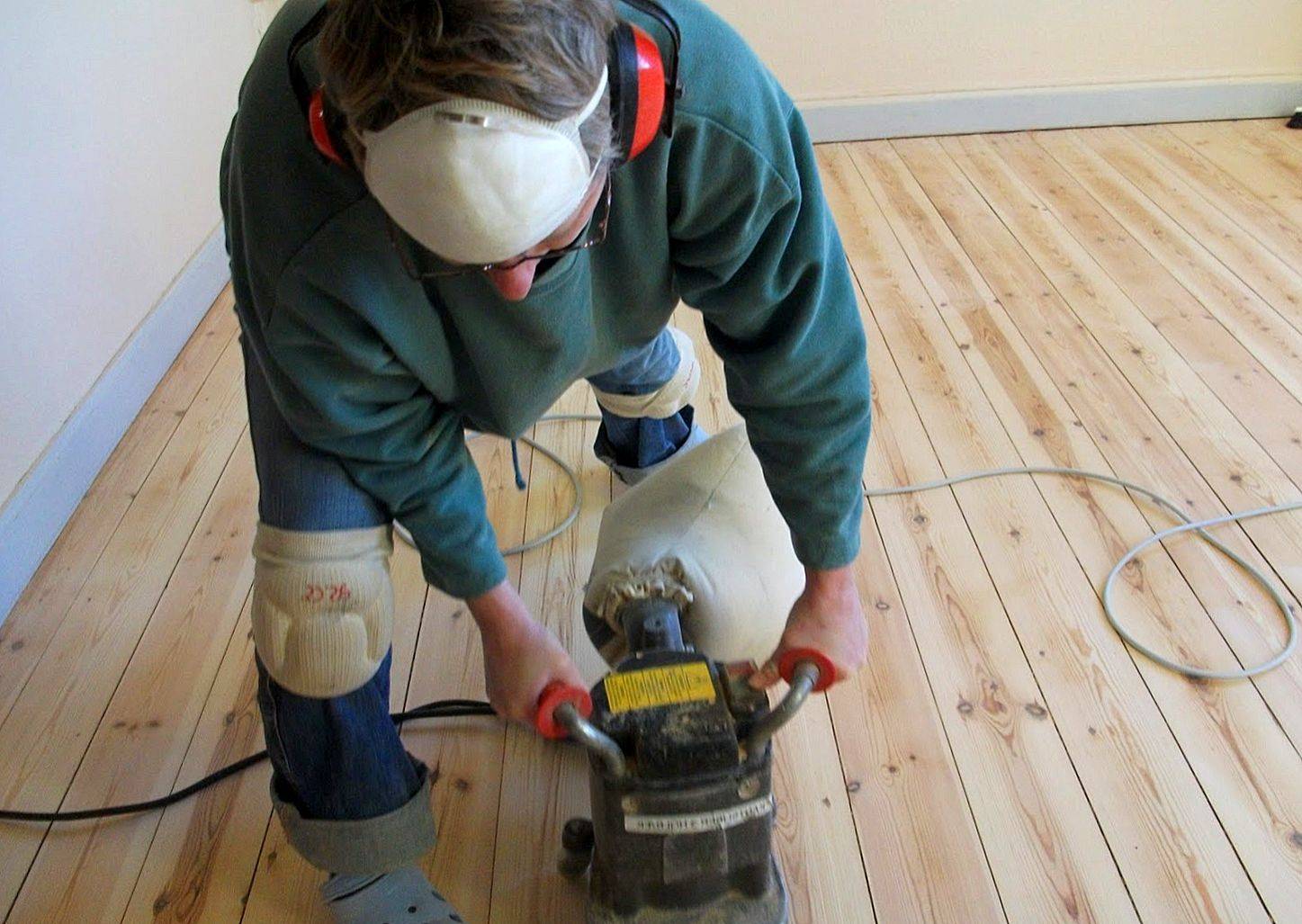 Как шлифовать деревянный пол ленточной шлифмашиной? - о нюансах в строительных работах