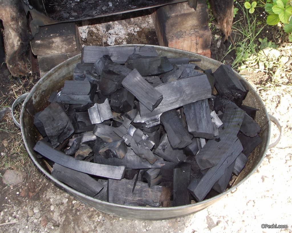 Самодельный уголь. Уголь древесный. Шашлык на углях. Уголь для мангала. Уголь древесный для кузницы.
