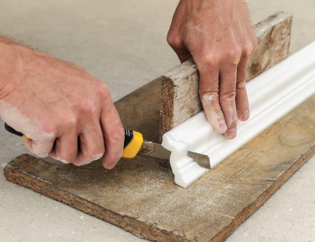 Как резать потолочный плинтус и напольный и правильно стыковать