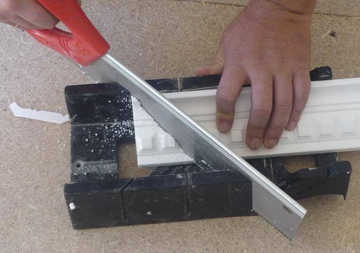 Укладываем напольный плинтус — как правильно резать углы?