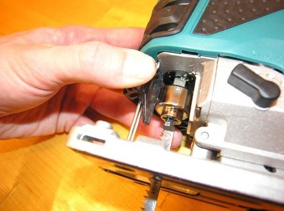 Как закрепляется пилка в зажимах лобзика: ручной или электрический инструмент