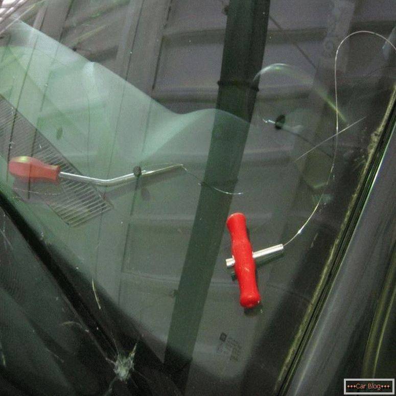 Как срезать стекло на машине без струны
