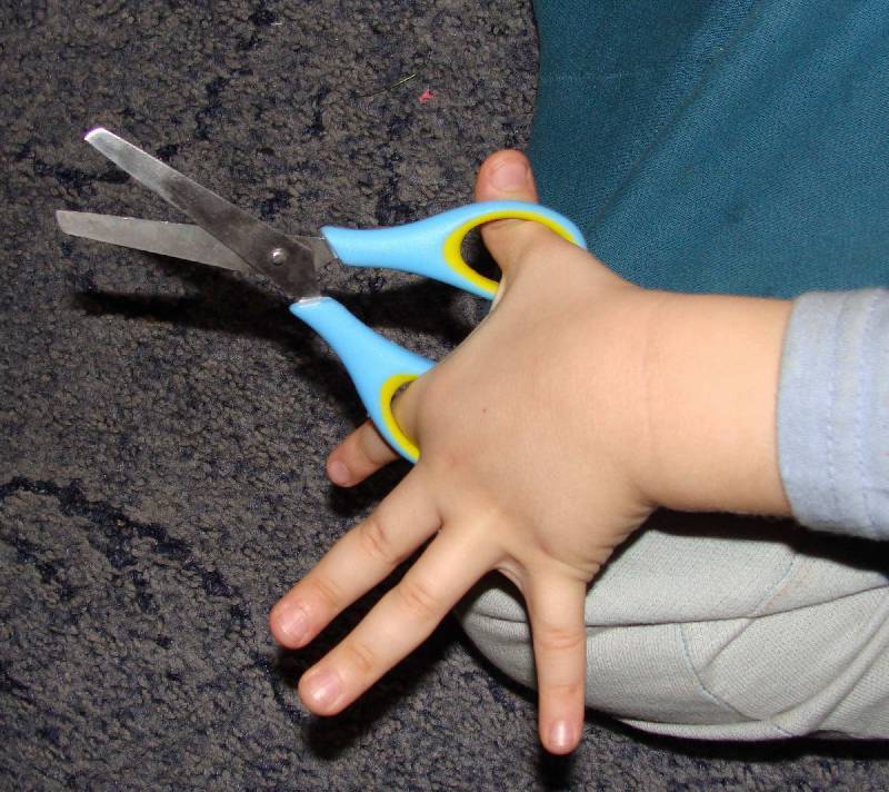 8 веселых игр, чтобы научить ребенка пользоваться ножницами