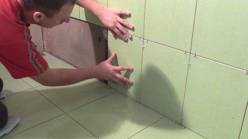Как правильно класть плитку на стену в ванной самостоятельно