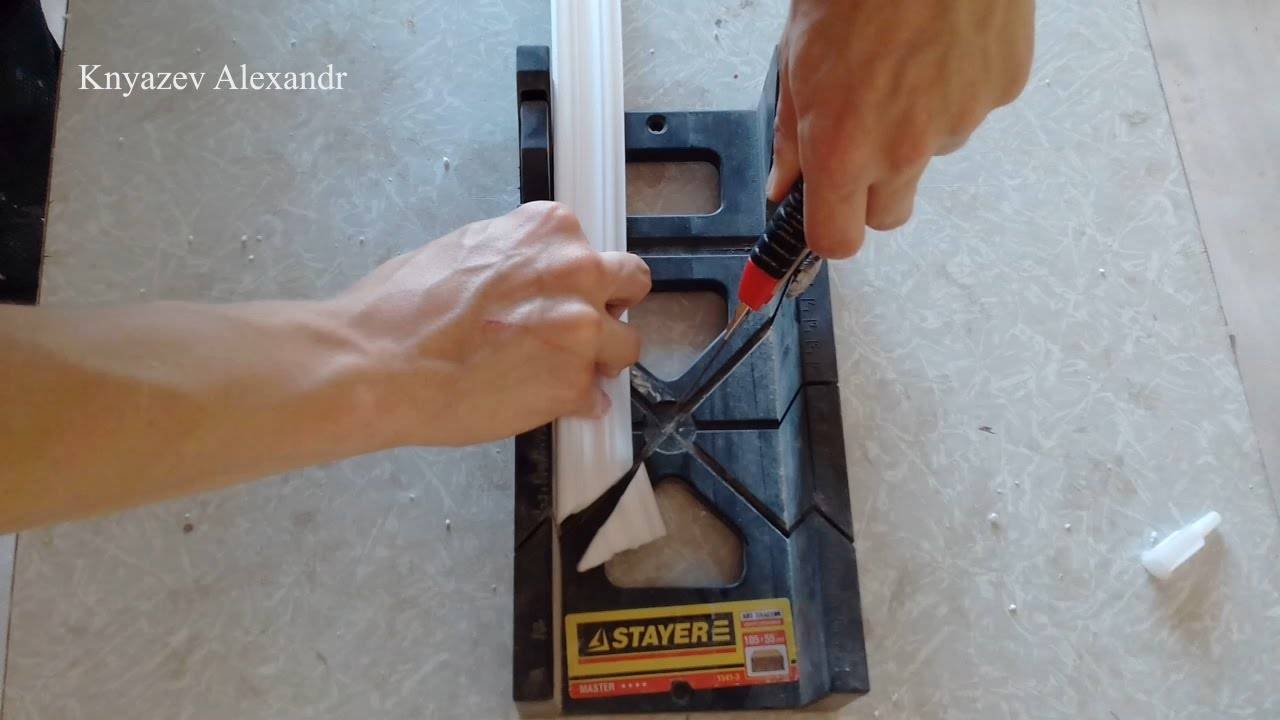 Как обрезать потолочный плинтус в углах: 15 шагов