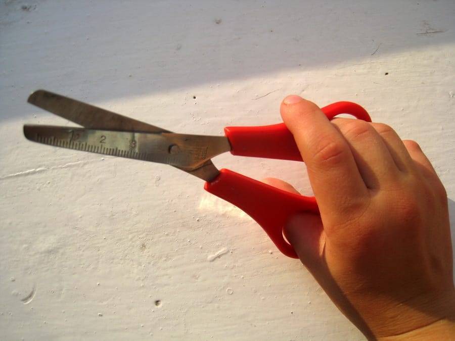 Как научить ребенка пользоваться ножницами: правильно держать и вырезать.