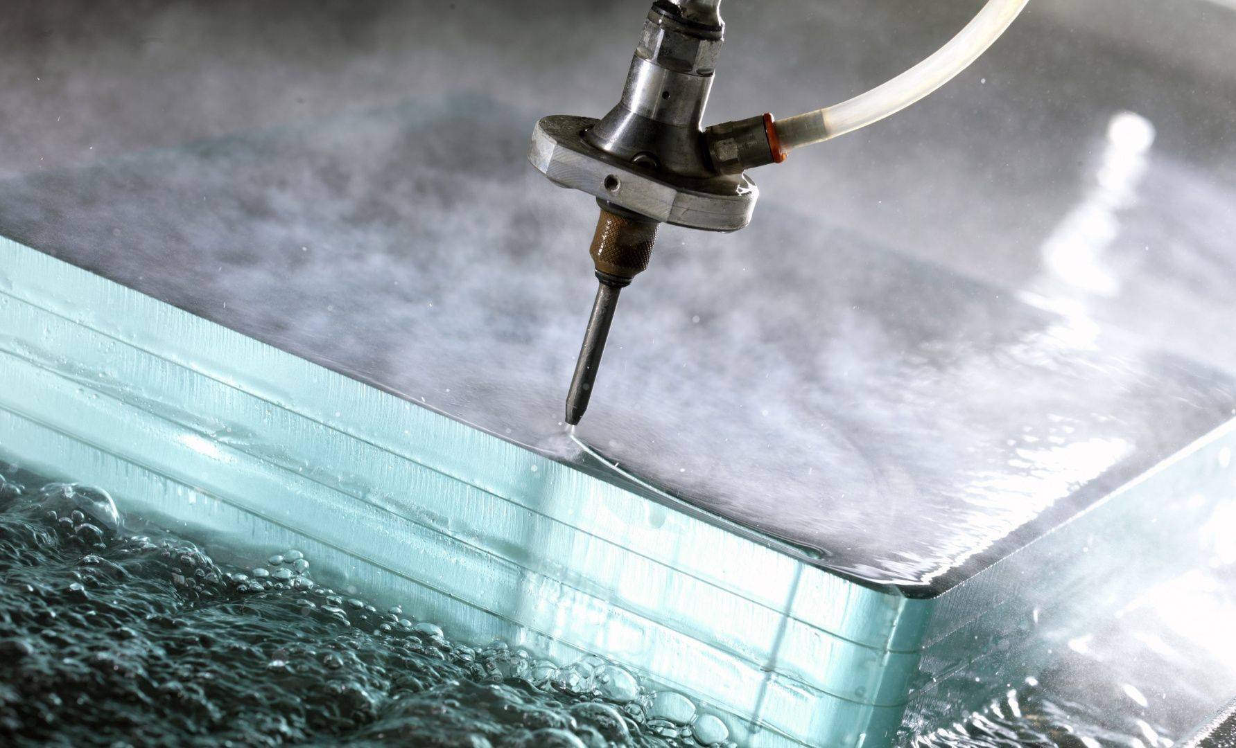 Гидроабразивная резка металла водой под давлением