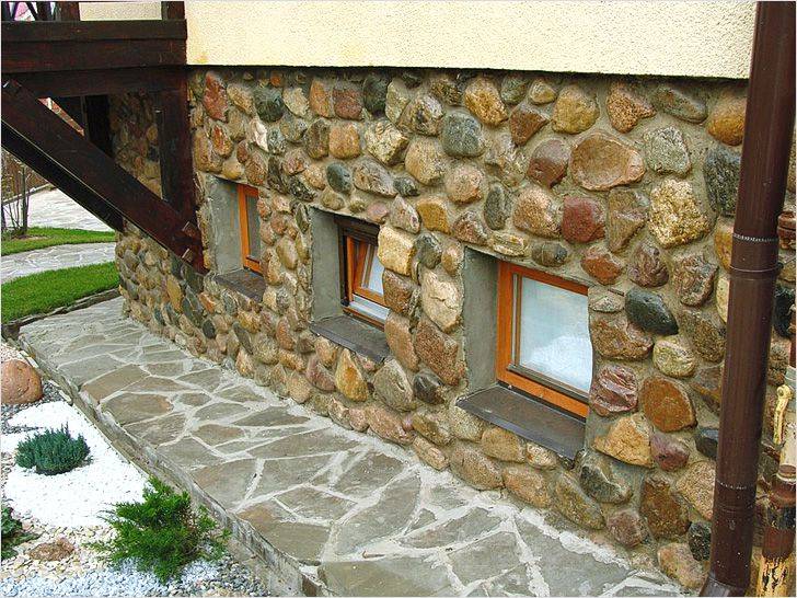 Отделка природным камнем фасада дома как клеить