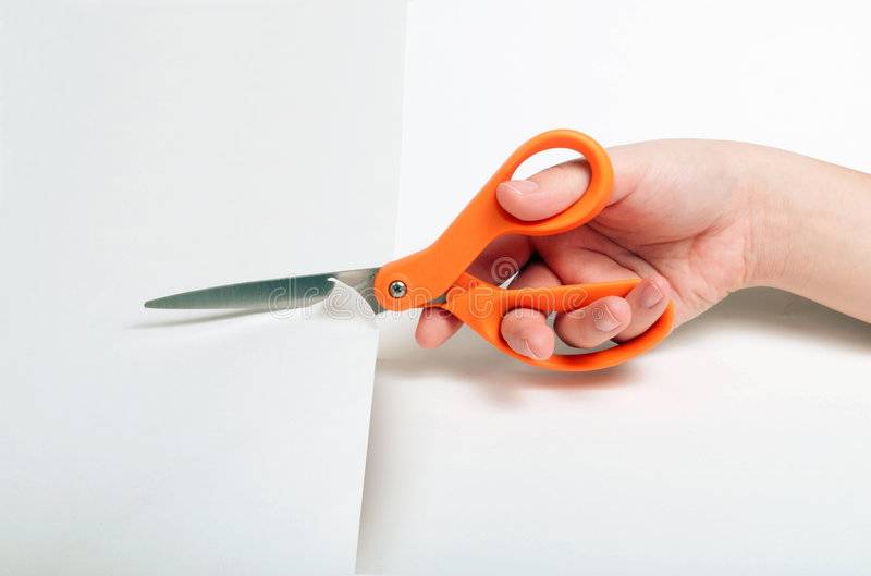 Как научить ребенка пользоваться ножницами: правильно держать и вырезать