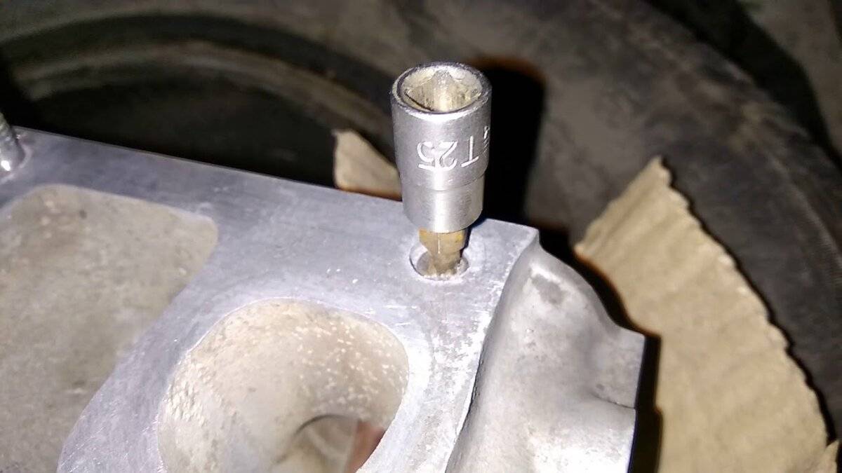 Как открутить сломанную шпильку из блока двигателя - авто брянск