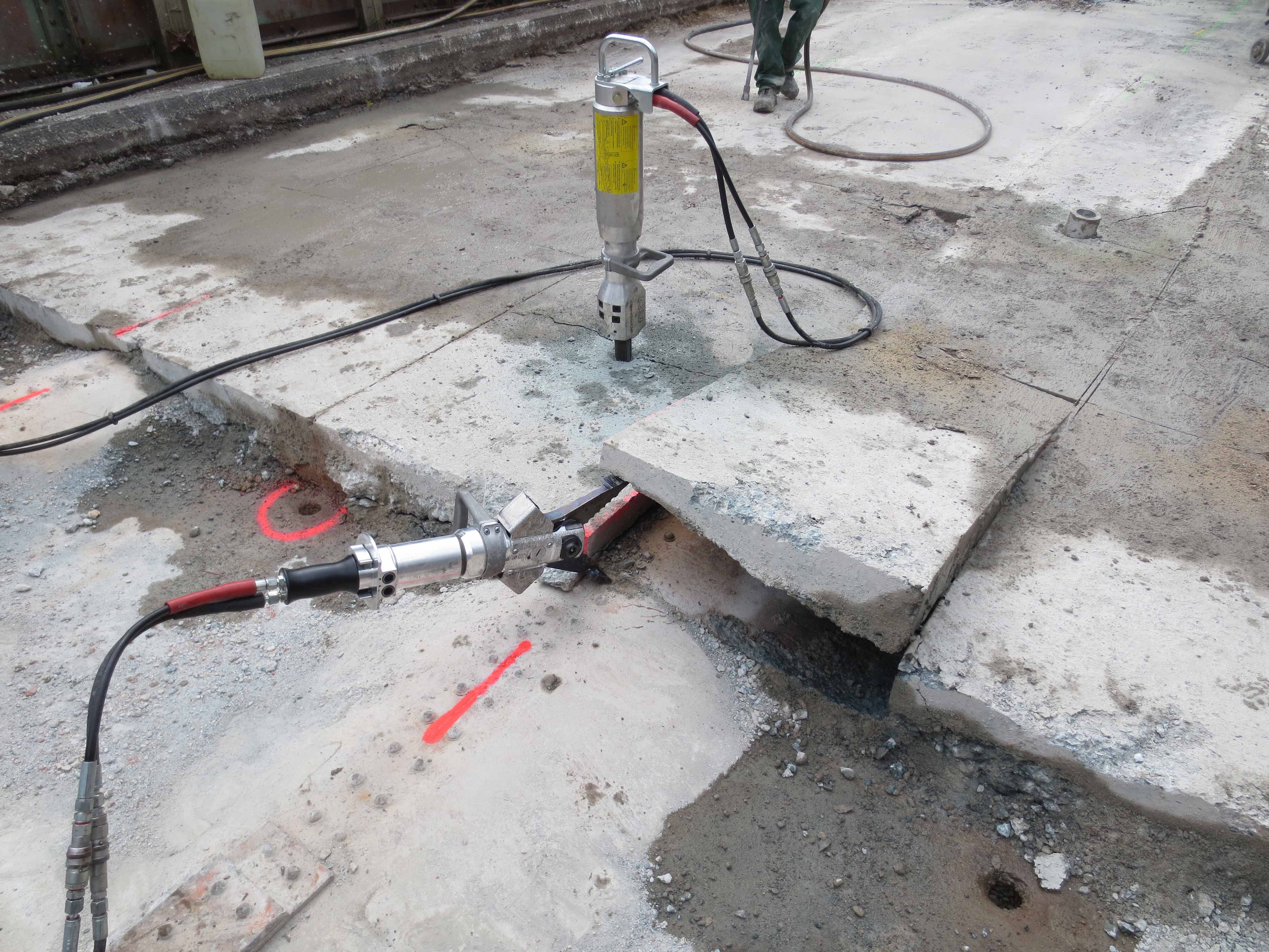 Гидроклин для разрушения бетона: отбойный, гидравлический, электрический (фото, видео)