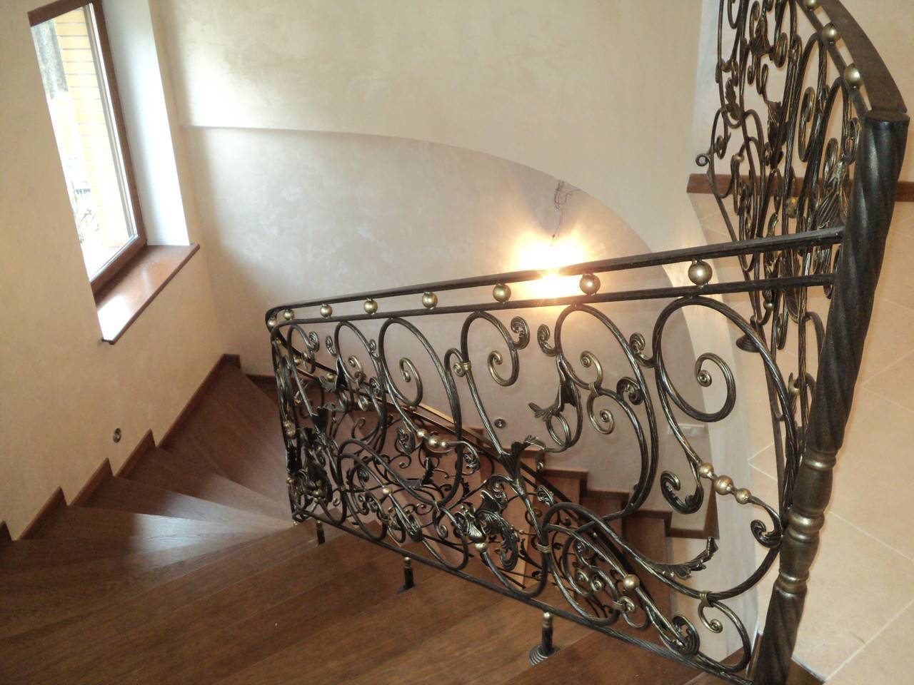 Кованые лестницы в доме, особенности и достоинства конструкции, что влияет на стоимость, критерии выбора - 16 фото