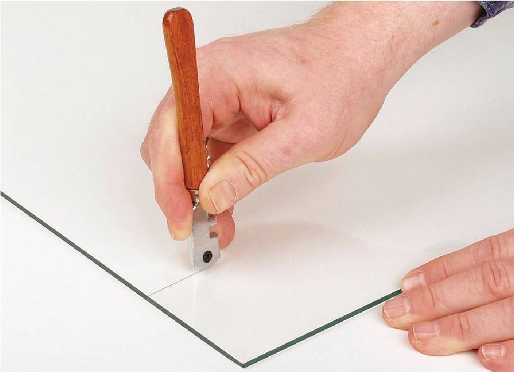 Как пользоваться стеклорезом – виды инструмента и особенности резки