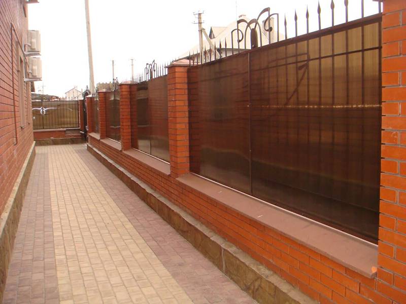 Забор из поликарбоната между соседями на даче, для частного дома