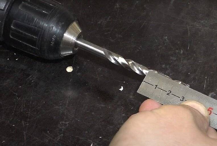 Как пользоваться дрелью: поменять сверло, просверлить плитку, металл и другие материалы