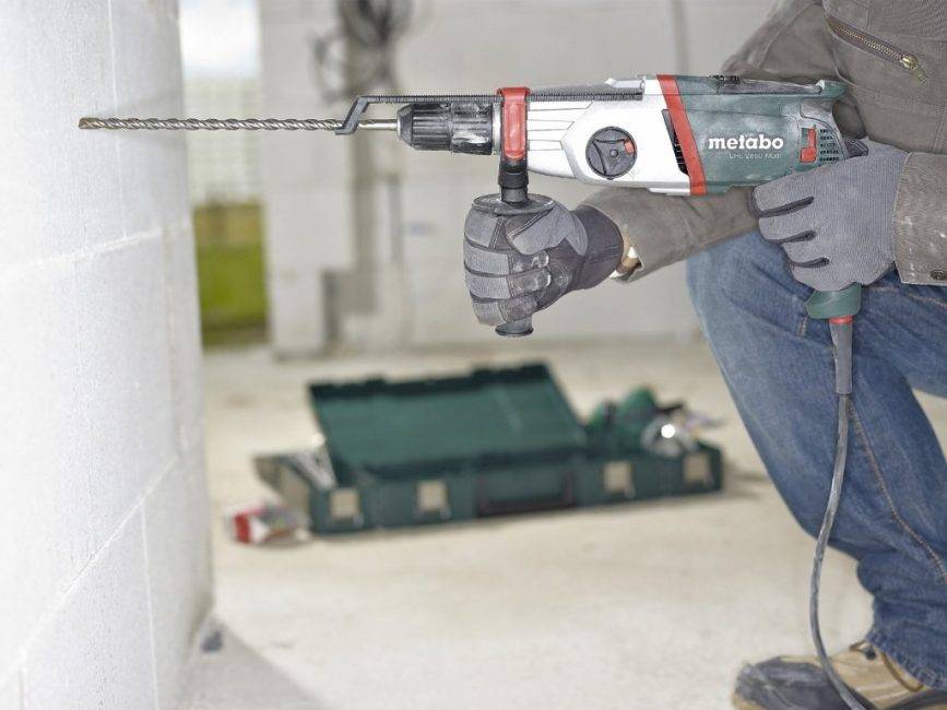 Как правильно просверлить бетонную стену дрелью