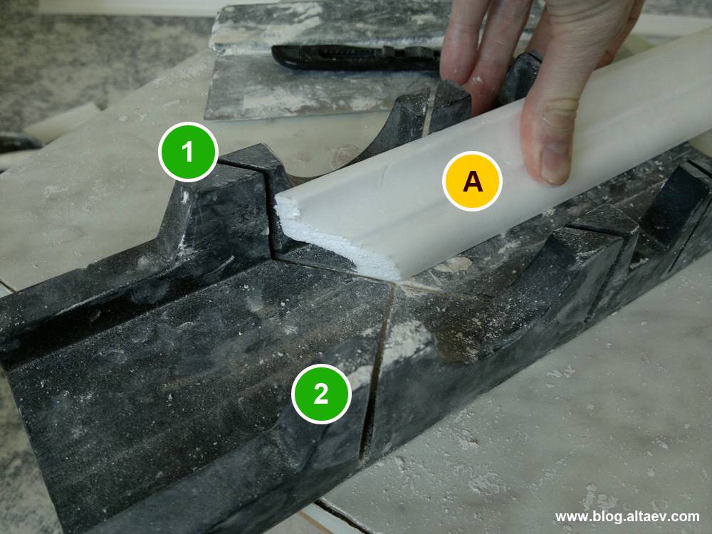 Как вырезать угол на потолочном плинтусе и приклеить его?