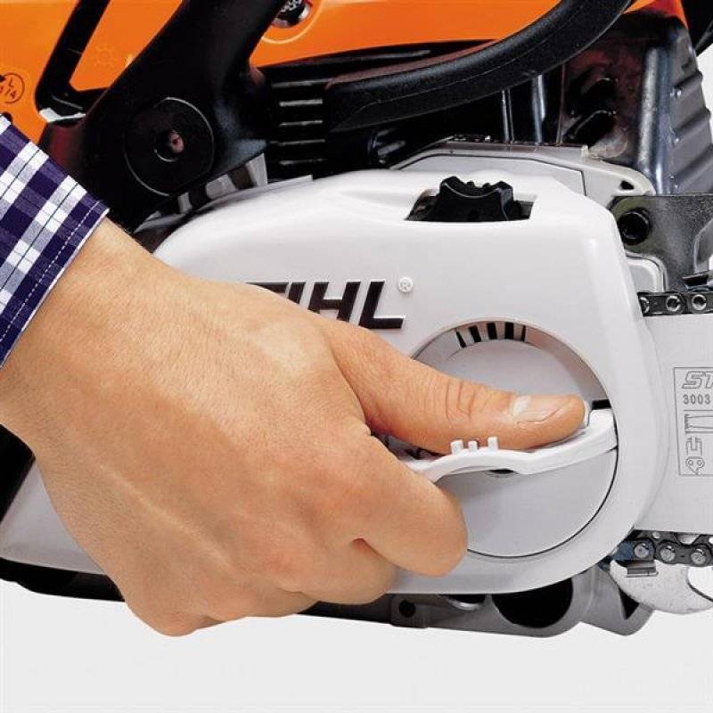 Эксплуатация бензопилы stihl. Бензопила штиль 230 регулировочные винты. Натяжка цепи на штиль 180 правильная. Stihl 361. Регулировка цепи на бензопиле.