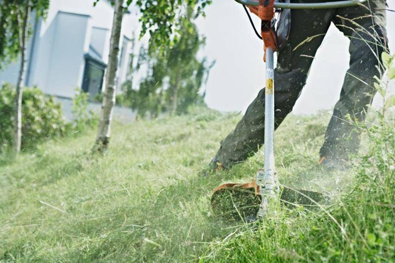 Как правильно косить траву триммером с леской: советы и рекомендации