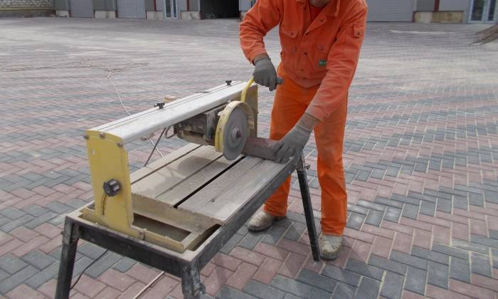 Выбор болгарки для резки тротуарной плитки: подготовка инструмента к работе, техника безопасности — офремонт