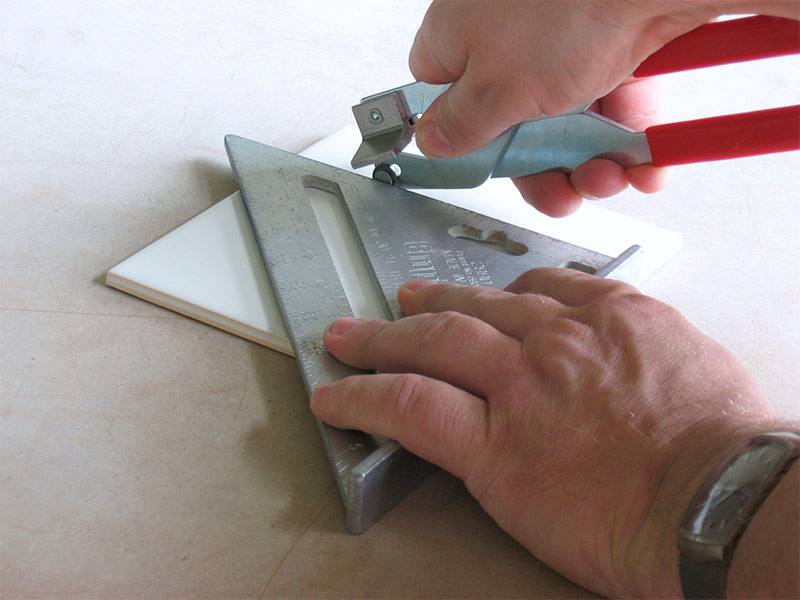 Как резать керамическую плитку стеклорезом