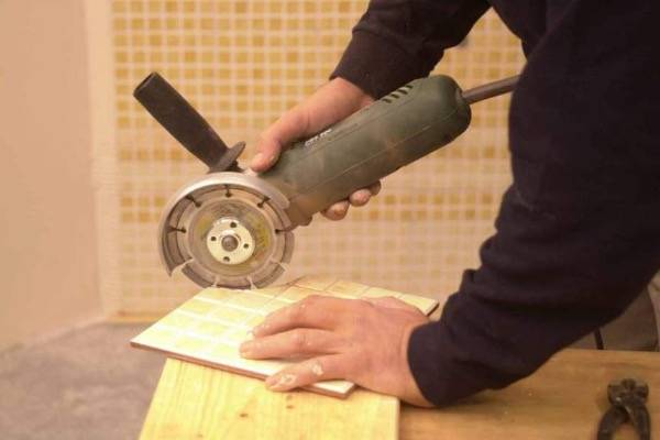 А вы умеете дома резать плитку для пола с помощью подручных инструментов?