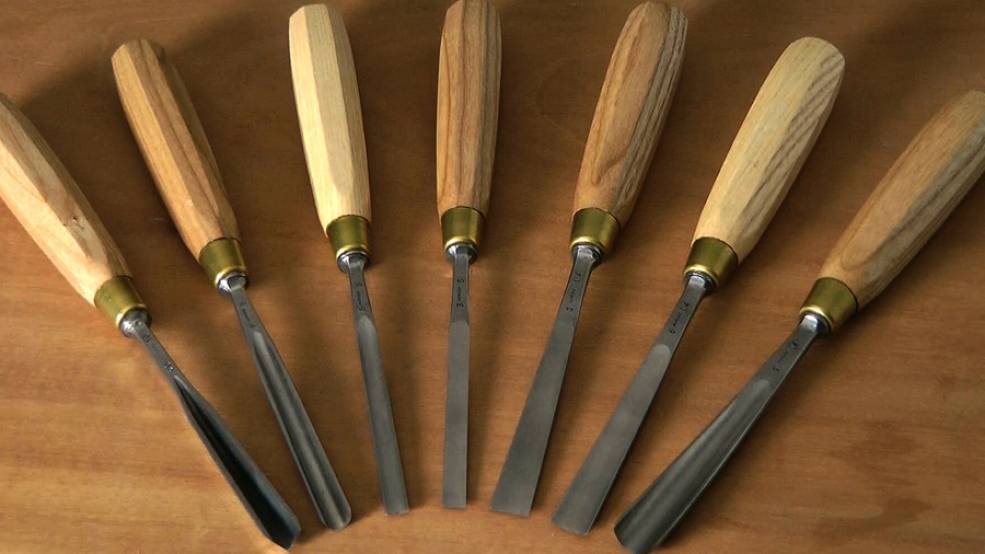 Резьба по дереву для начинающих (110 рисунков): инструменты, виды, мастер-классы