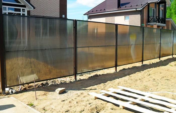 Забор из поликарбоната: как сделать ограждение на металлическом каркасе, инструкция, видео и фото
