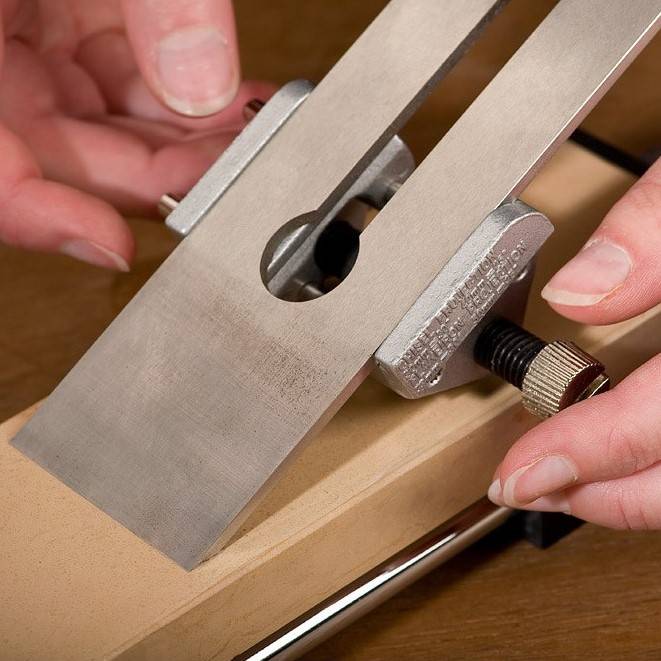 Как сделать приспособление для заточки и наточить нож рубанка или стамеску своими руками
