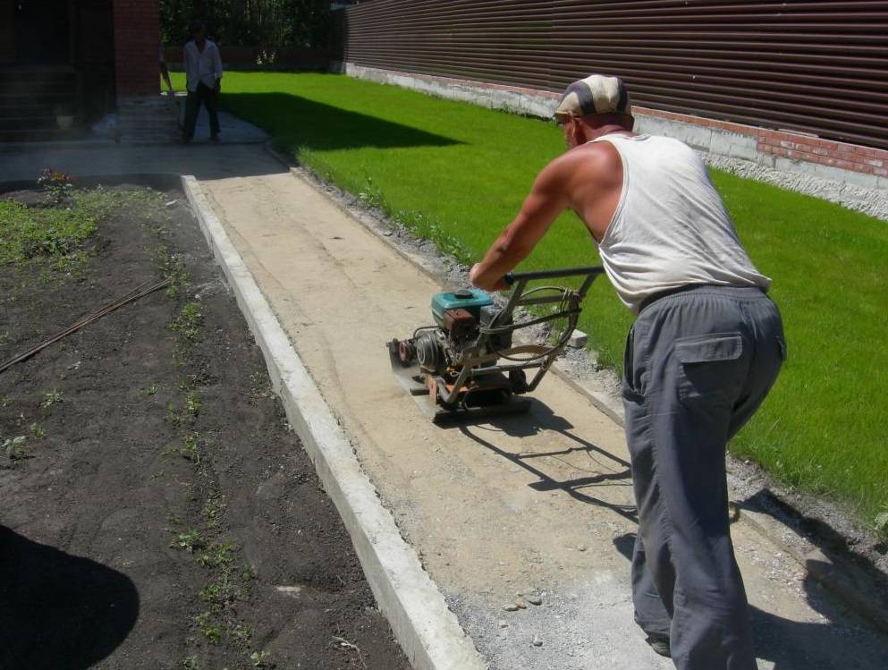 Как выполняется уплотнение при помощи виброплиты
