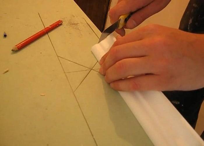 Как обрезать потолочный плинтус в углах без стусла: схема, видео