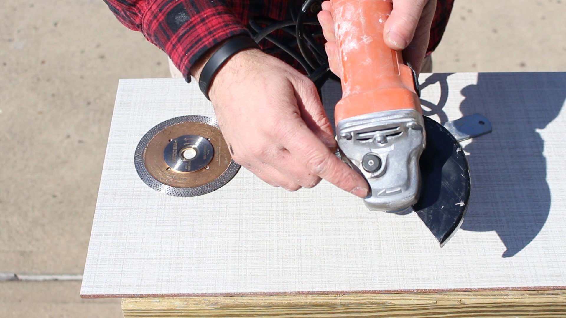 Как резать плитку болгаркой без сколов в домашних условиях: советы по выбору дисков и технике резки