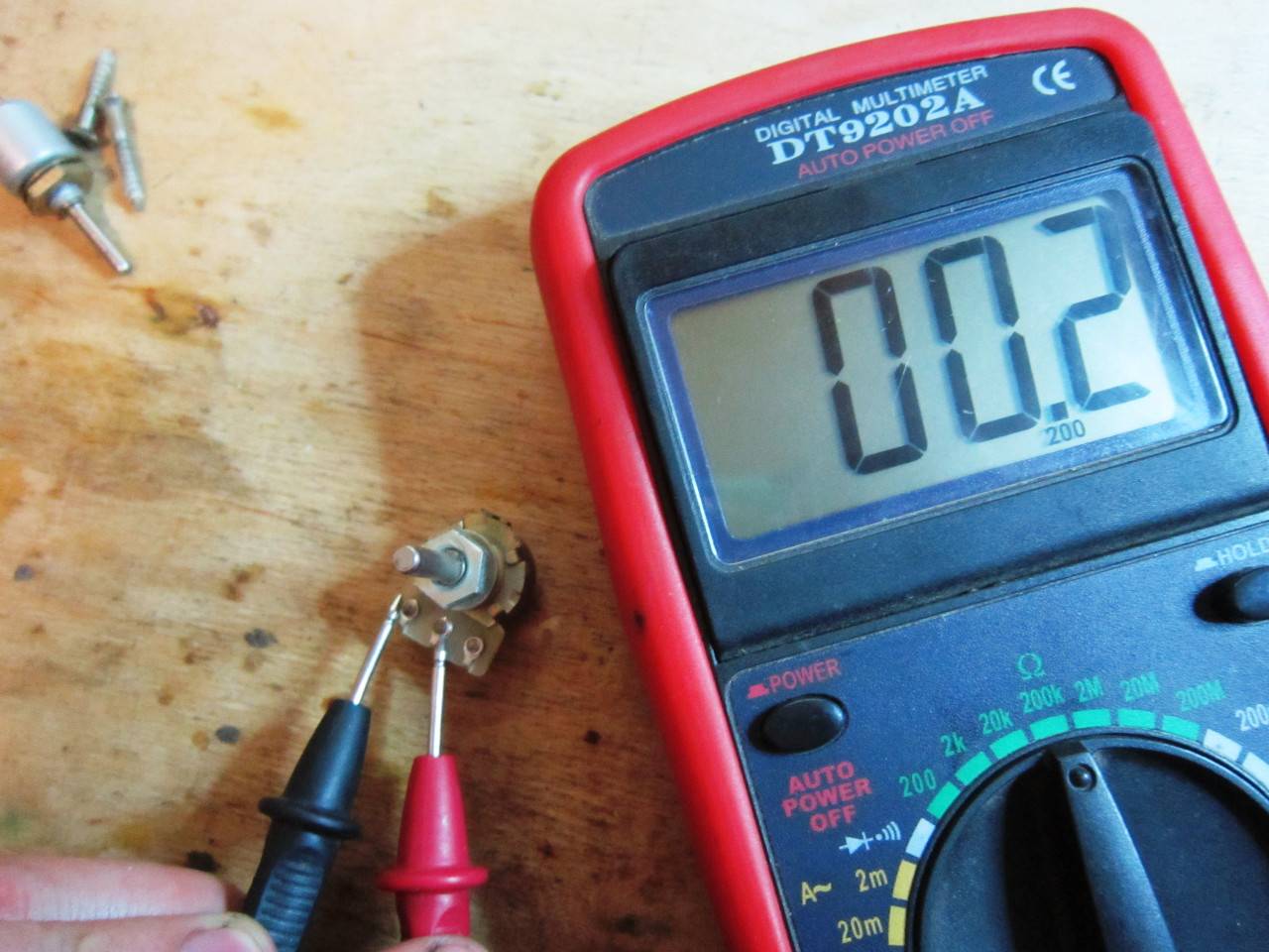 Как проверить потенциометр мультиметром. Как проверить потенциометр мультиметром. Мультиметр сопротивление. Проверка переменного резистора мультиметром. Тестер fluke замер сопротивления.