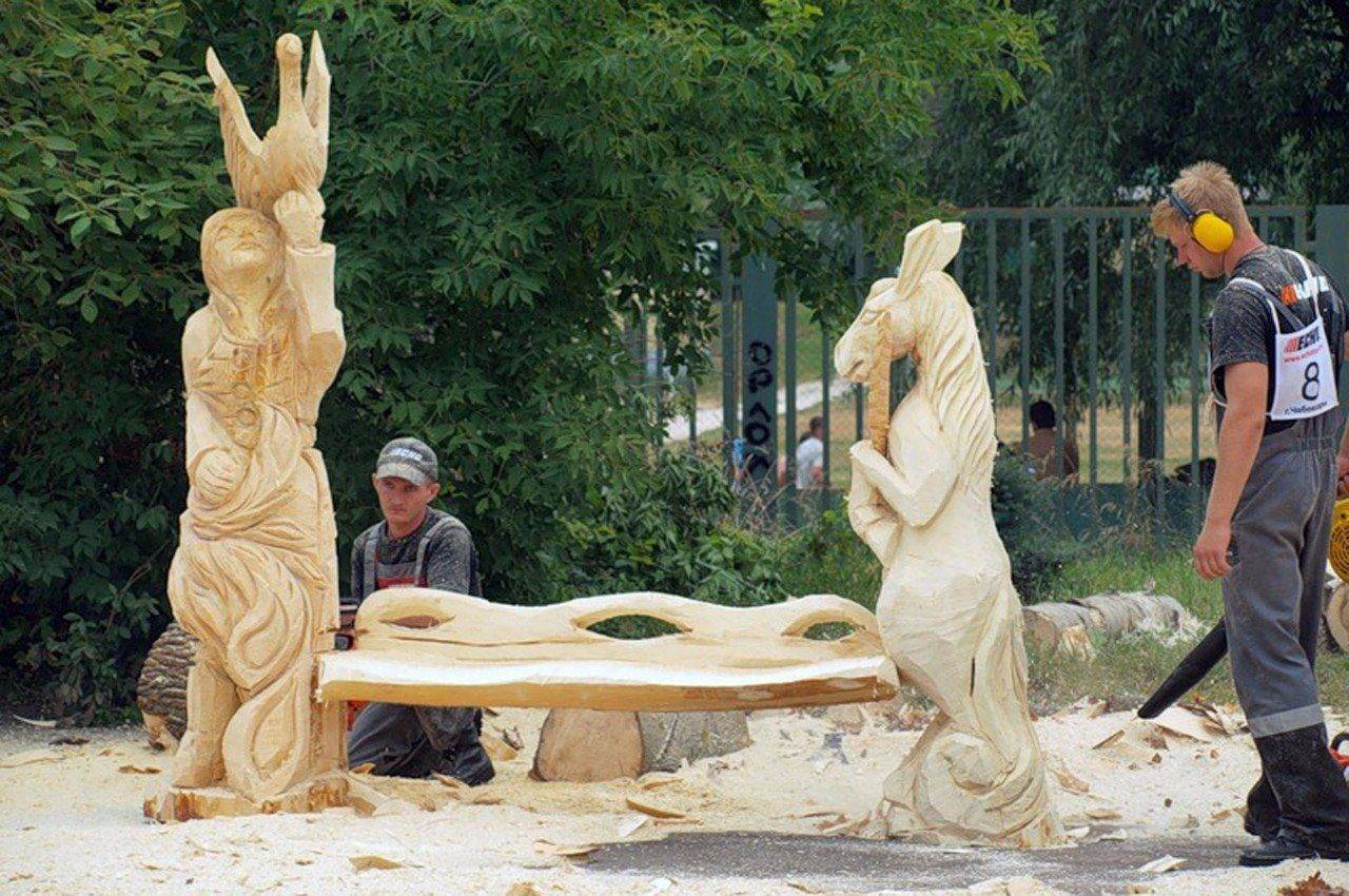 Резьба по дереву бензопилой как увлекательное искусство создания красивых скульптур из стволов спиленных деревьев 