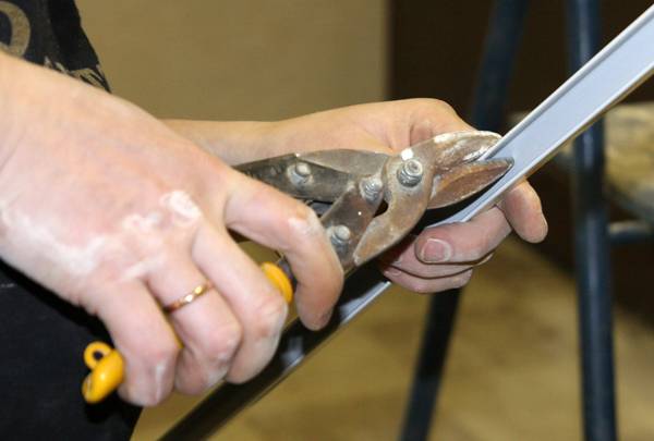 Чем резать алюминий листовой? узнайте о том, какой инструмент лучшим образом подходит для раскроя.
