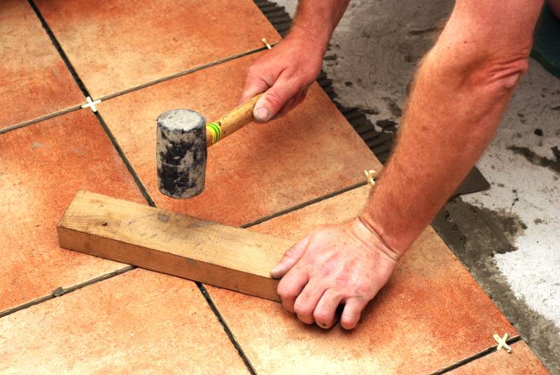 Как положить плитку на деревянный пол