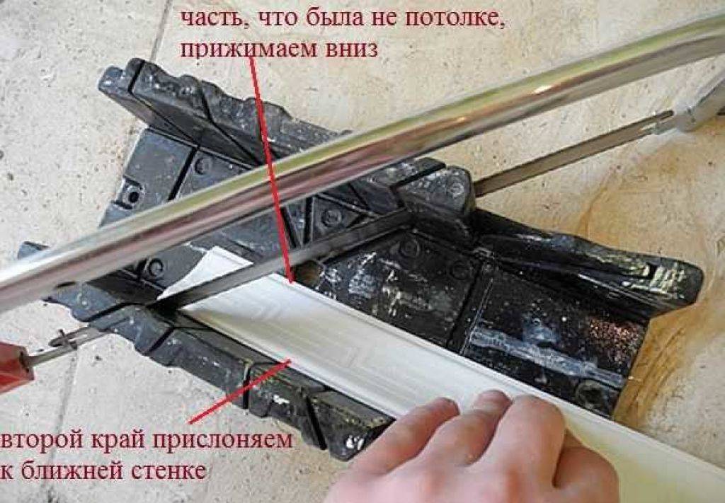 Как резать углы потолочного плинтуса