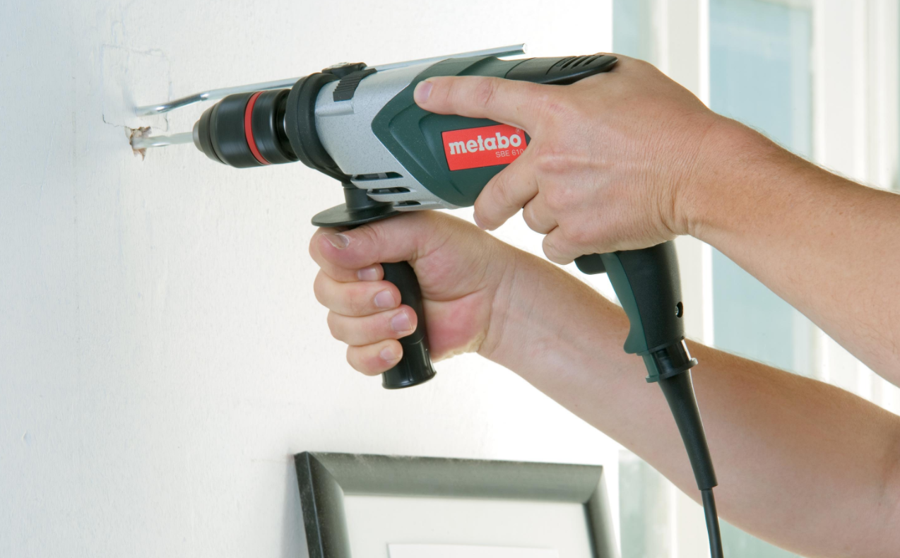 мужчина с дрелью. дрель стена. сверление стены дрелью. Stdr5510c. сверление стены дрелью.