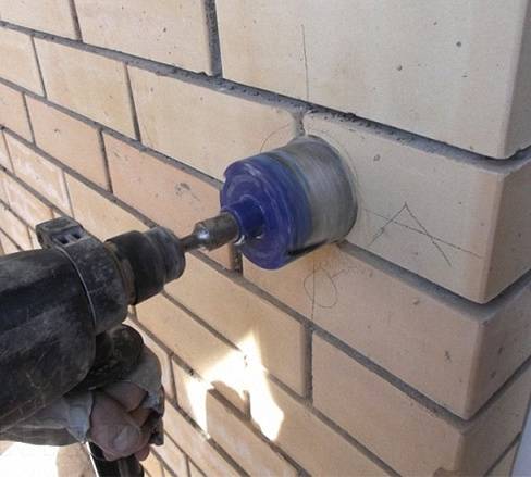 Сверление перфоратором кирпича: как сделать отверстие в кирпичной стене