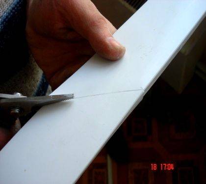 Как вырезать угол на потолочном плинтусе?