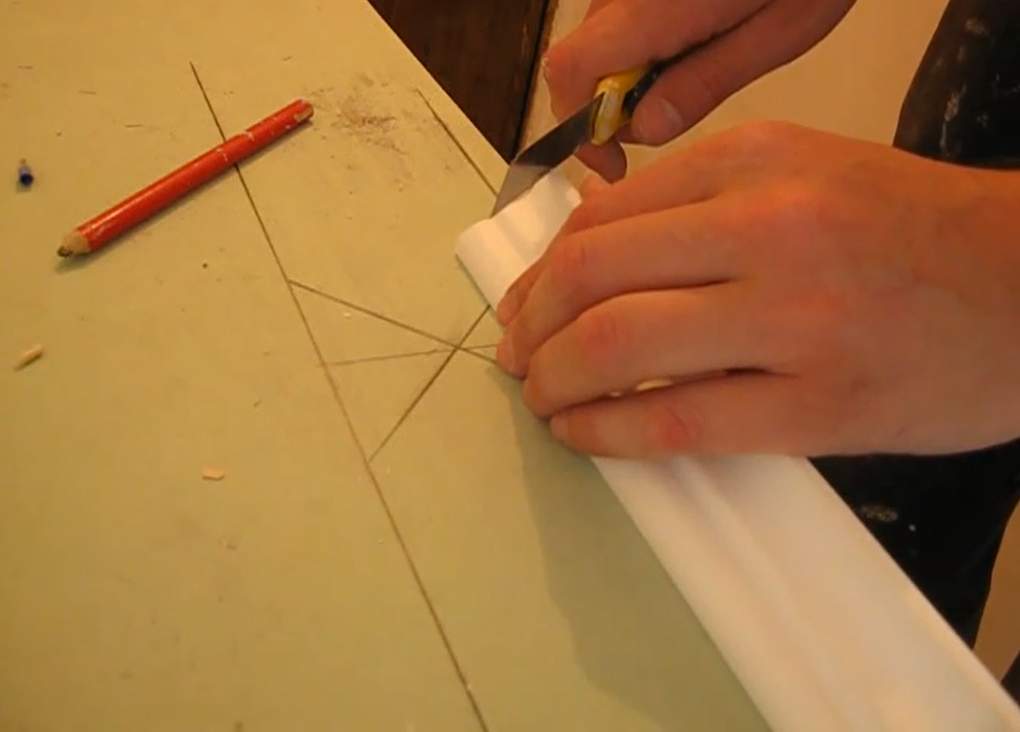 Как обрезать потолочный плинтус в углах: 15 шагов