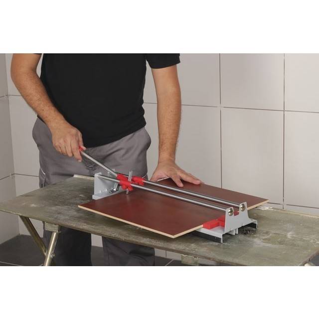 Как пользоваться плиткорезом ручным, видео инструкция
