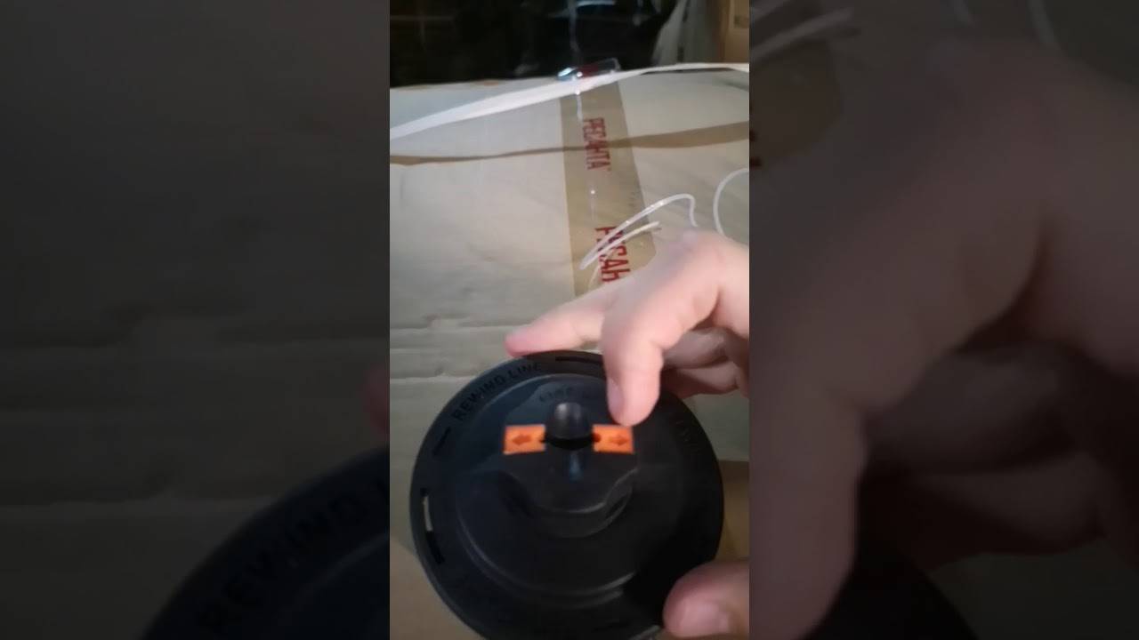 Как заправить леску в катушку триммера видео